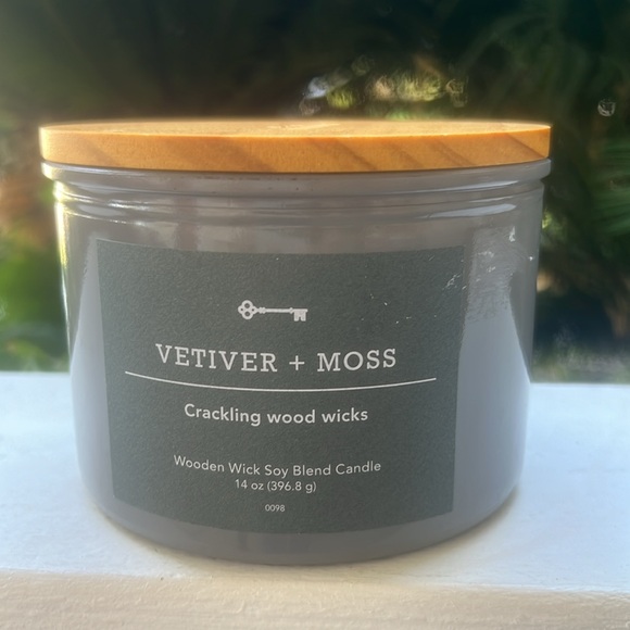 Vetiver + Moss Scented Candle - Picture 5 of 16